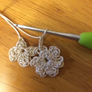 レース編み 連続で編む小さい花モチーフの編み図と編み方 かぎ針編みとレース編みの無料編み図サイト By Hime Hima