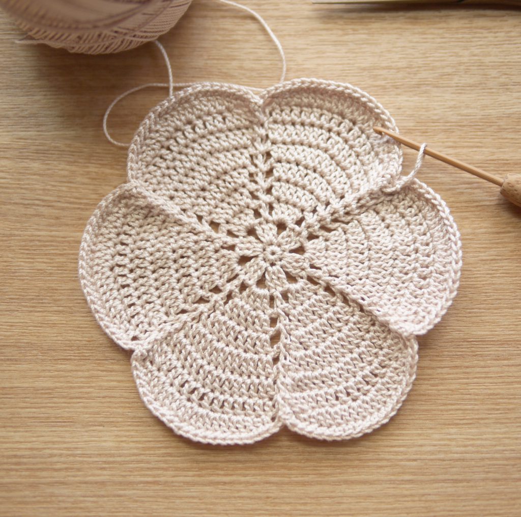 長編みで編む花型コースター