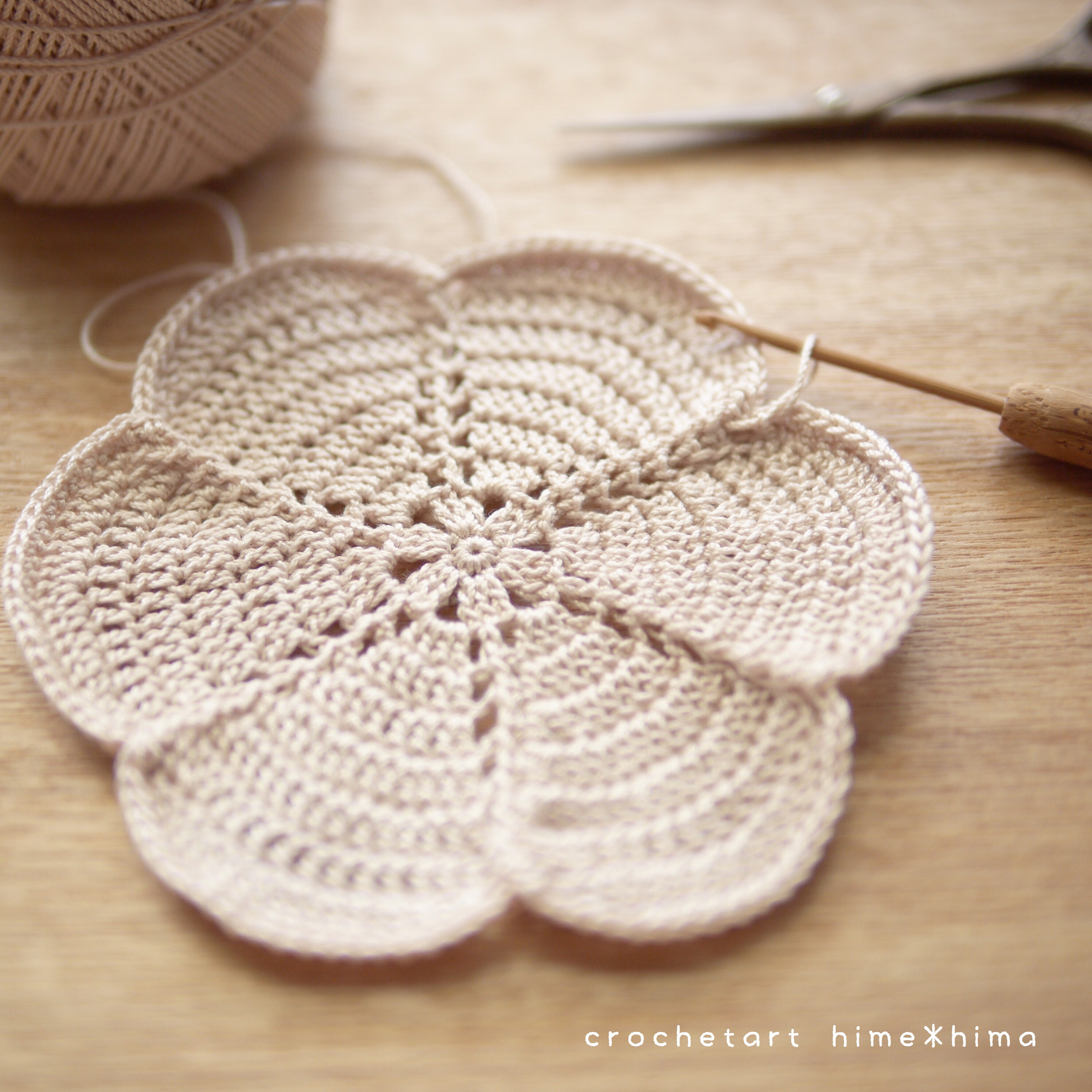 レース編み 長編みで作る花型コースターの編み図 かぎ針編みとレース編みの無料編み図サイト By Hime Hima